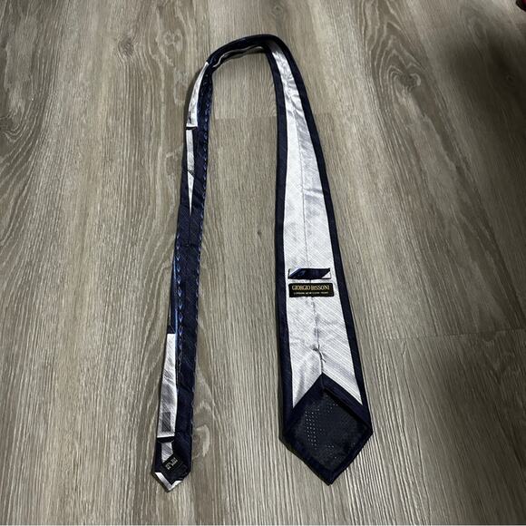 Giorgio Bissoni 100% Silk Gray, Blue & White Printed Tie - Picture 2 of 5